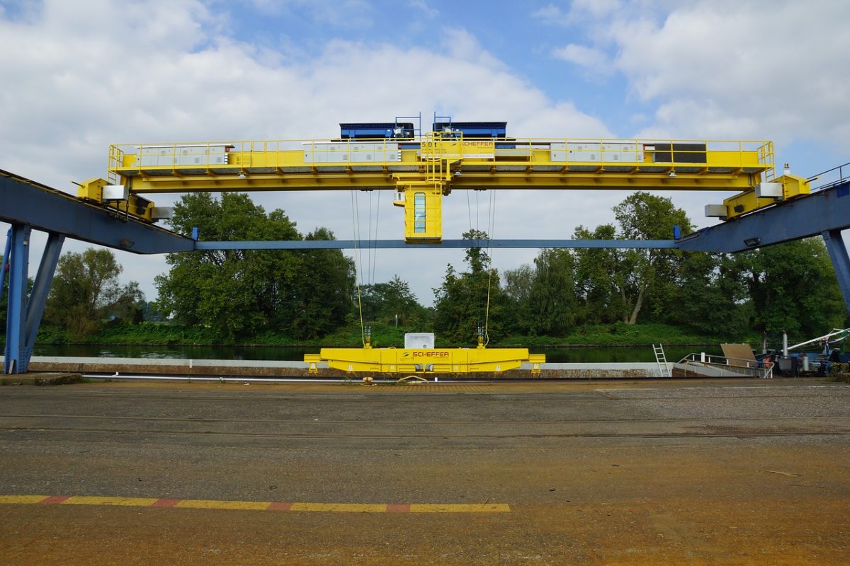 Firmy parają się produkcją maszyn posiadają w ofercie standardowe modele